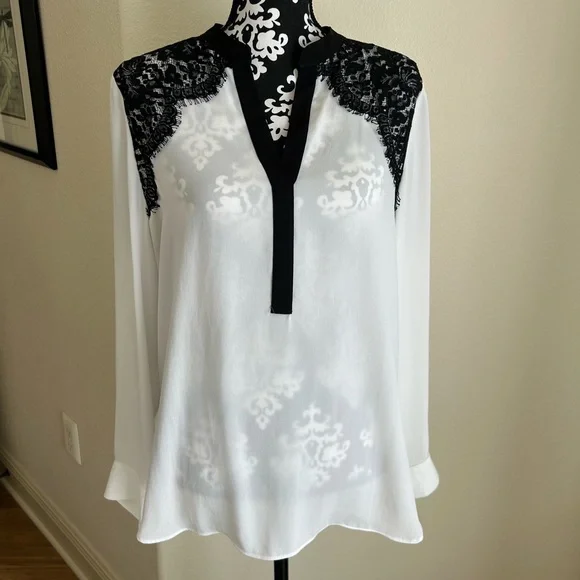 ‘Karen Kane’ Blouse - Picture 1 of 3